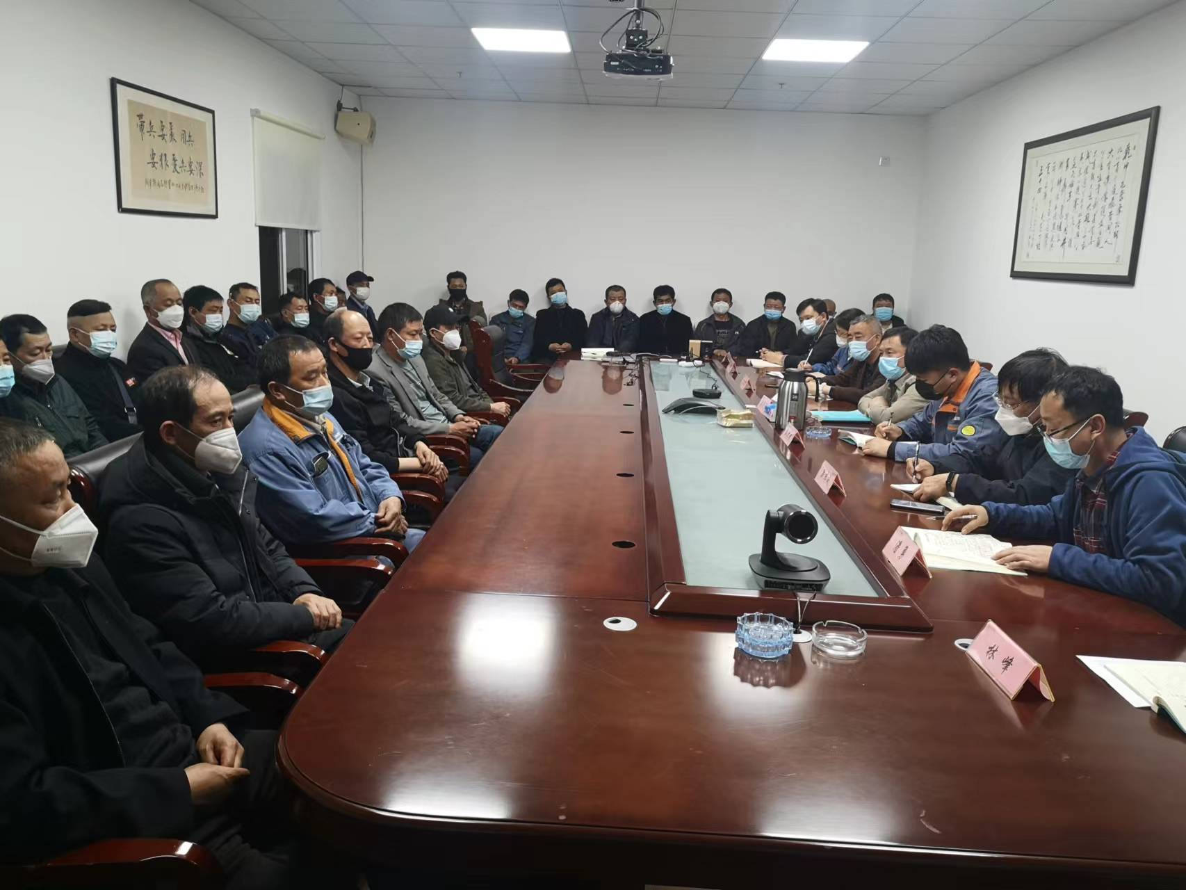 宝松实施炼铁区域员工点对点集中封闭式管理.jpg 宝松实施炼铁区域员工点对点集中封闭式管理.jpg
