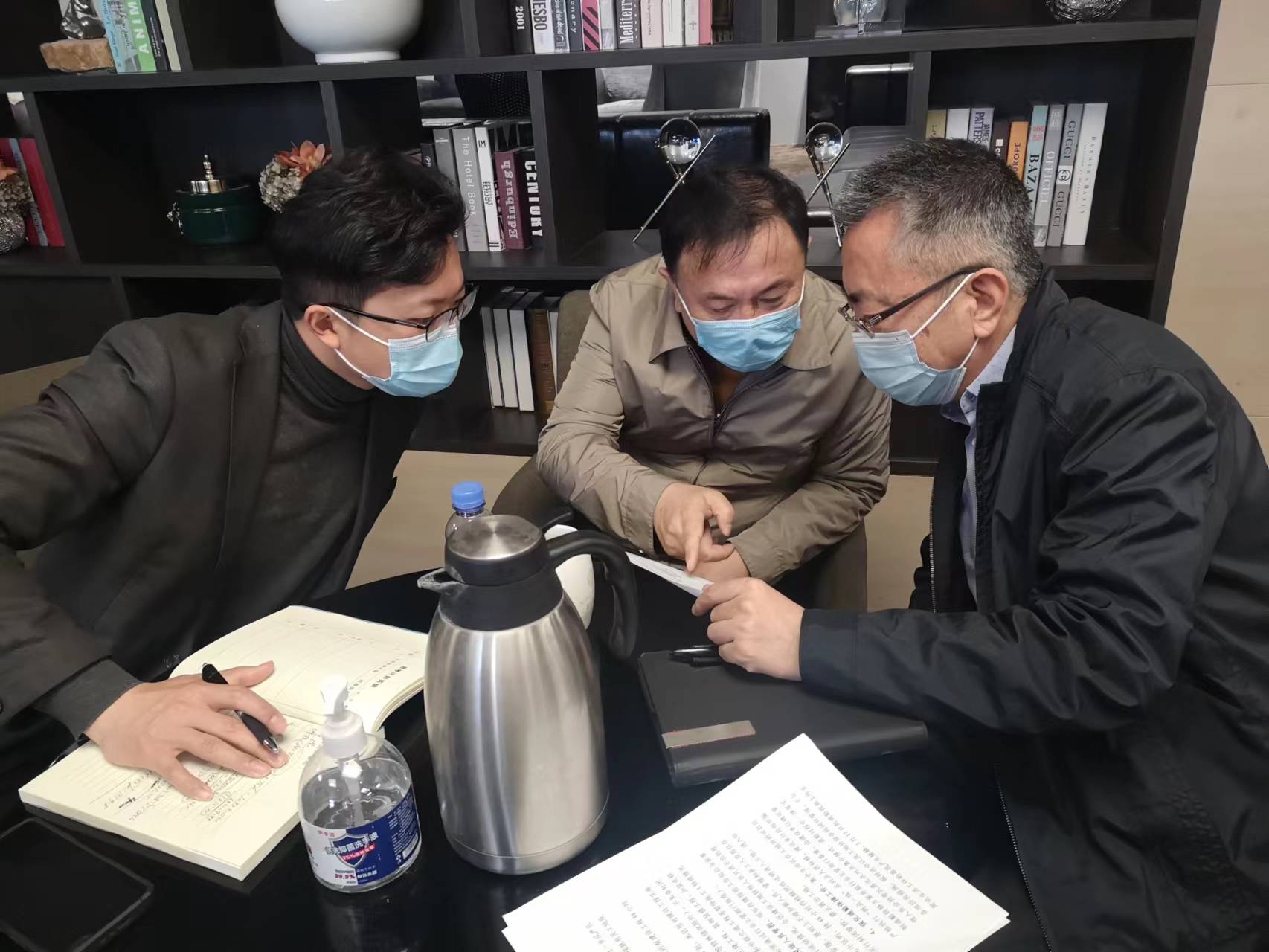 宝松广场实施工地疫情防控封闭式管理.jpg 宝松广场实施工地疫情防控封闭式管理.jpg